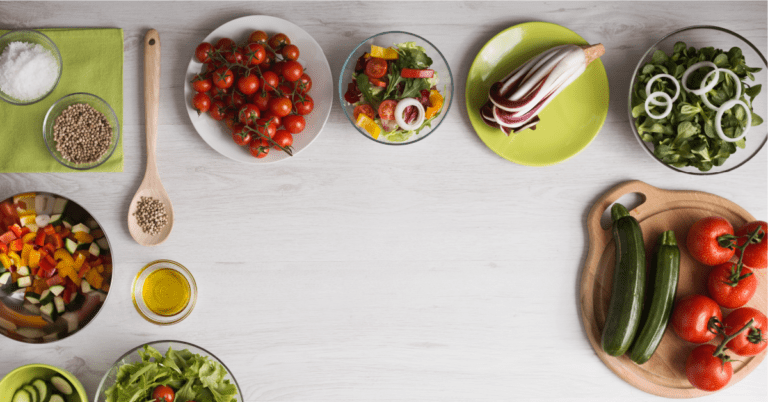 platos de frutas y diferentes alimentos sobre una mesa e ingredientes de cocina