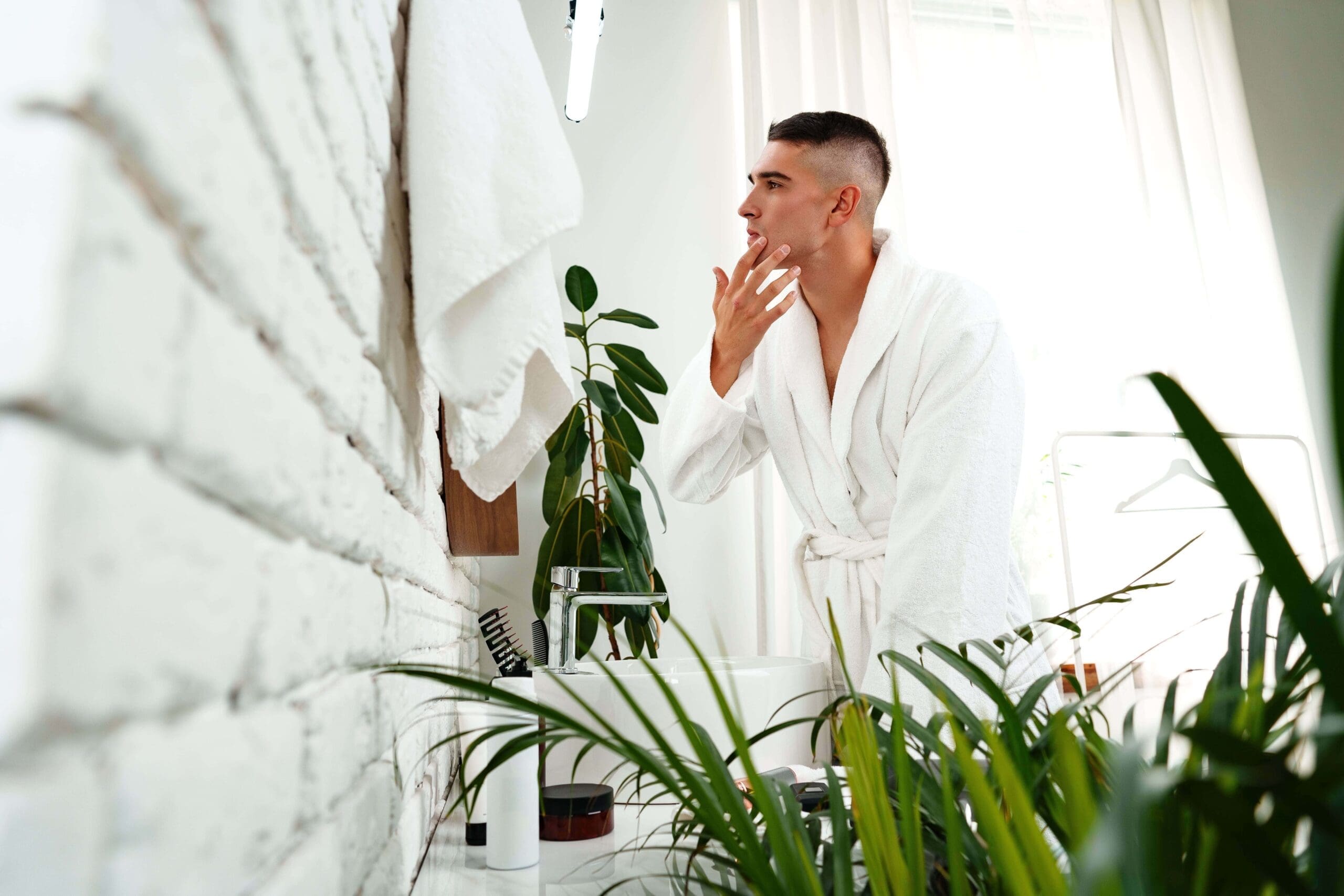 Rutina de cuidado facial para hombres con piel sensible: menos es más